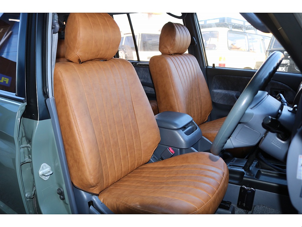 フロントシートは運転席の中でも、滞在時間が多くなりますし、皆さんのことを安全に目的地まで連れていくという重大な任務があります！快適な車内にするため、スタッフが一生懸命サポートします！