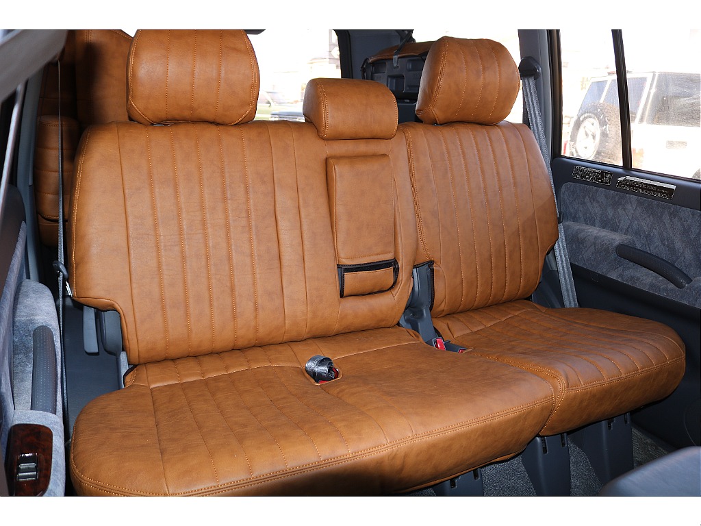 セカンドシートにもシートカバーを取り付けていますので、小さいお子様がジュースやお菓子をこぼしても、拭き取りが楽になりますので、奥様の強い味方です★