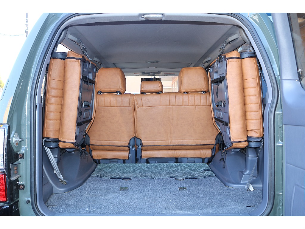 ラゲッジルームになります！8人乗りで３列目シートは跳ね上げ式となります！シーンに合わせて使い分けができるのでとても便利ですよ！！