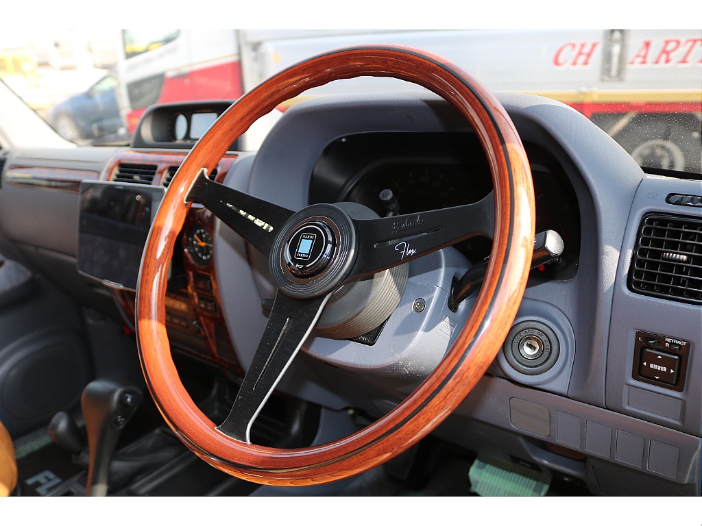 新品NARDIブラックステアリングをインストール済！