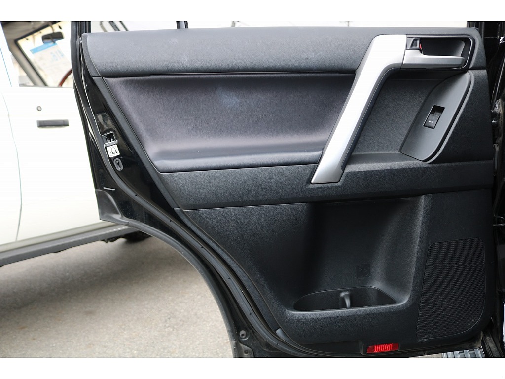 助手席側のセカンドシートの内張り