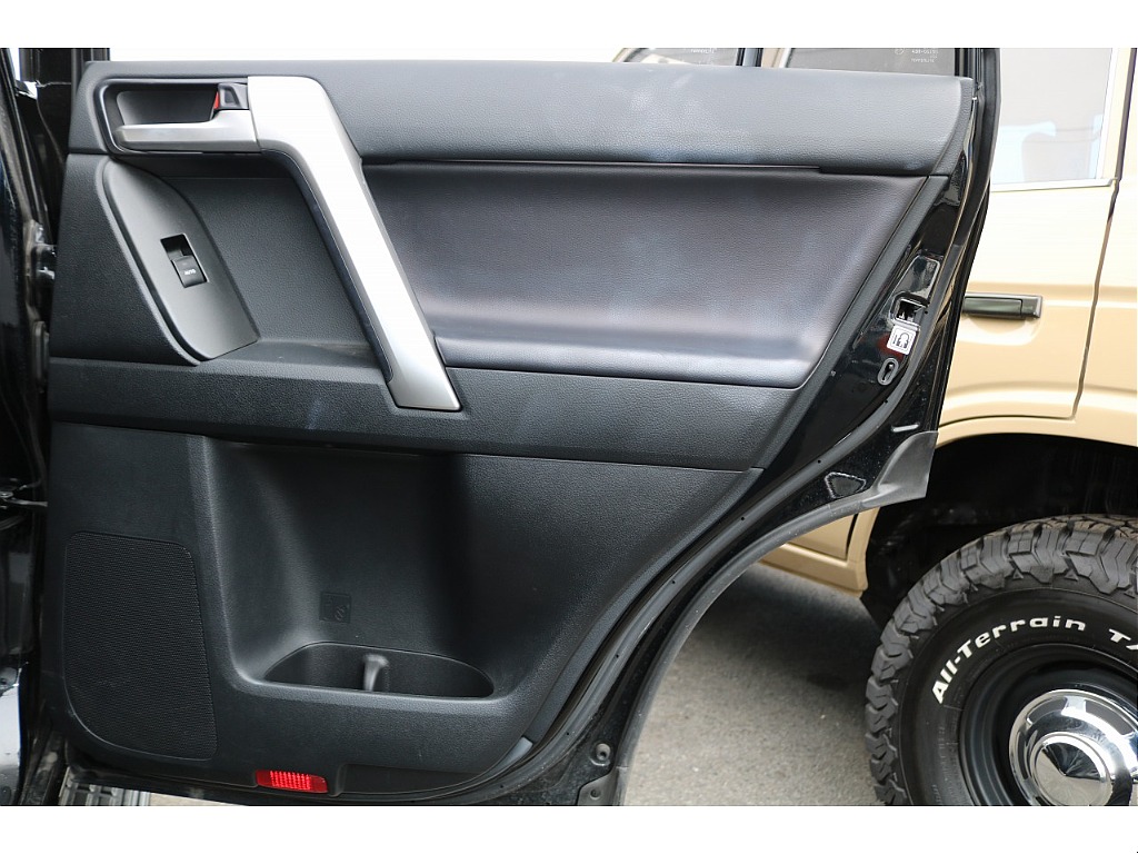 運転席側のセカンドシートの内張り