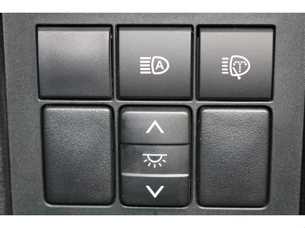 当店の在庫車は全て車両審査専門会社である第三者機関（株）AIS、日本自動車鑑 定協会（JAAA)にて１台１台、車両チェックを実施しております。