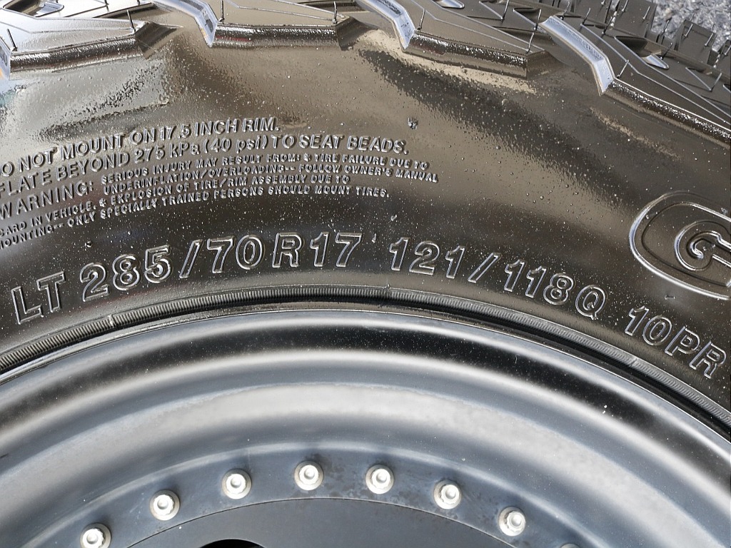 タイヤはYOKOHAMA GEOLANDAR X-AT （285/70R17）となります。