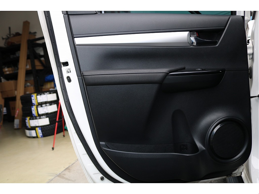 助手席側のセカンドシートの内張り