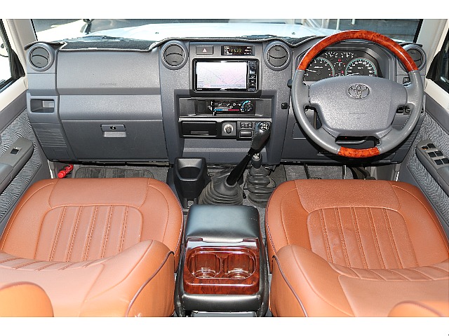 純正ウッドステアリング×ブラウンのシートカバーがマッチしており素敵な車内空間となります。