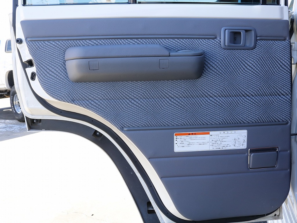 助手席側のセカンドシートの内張り