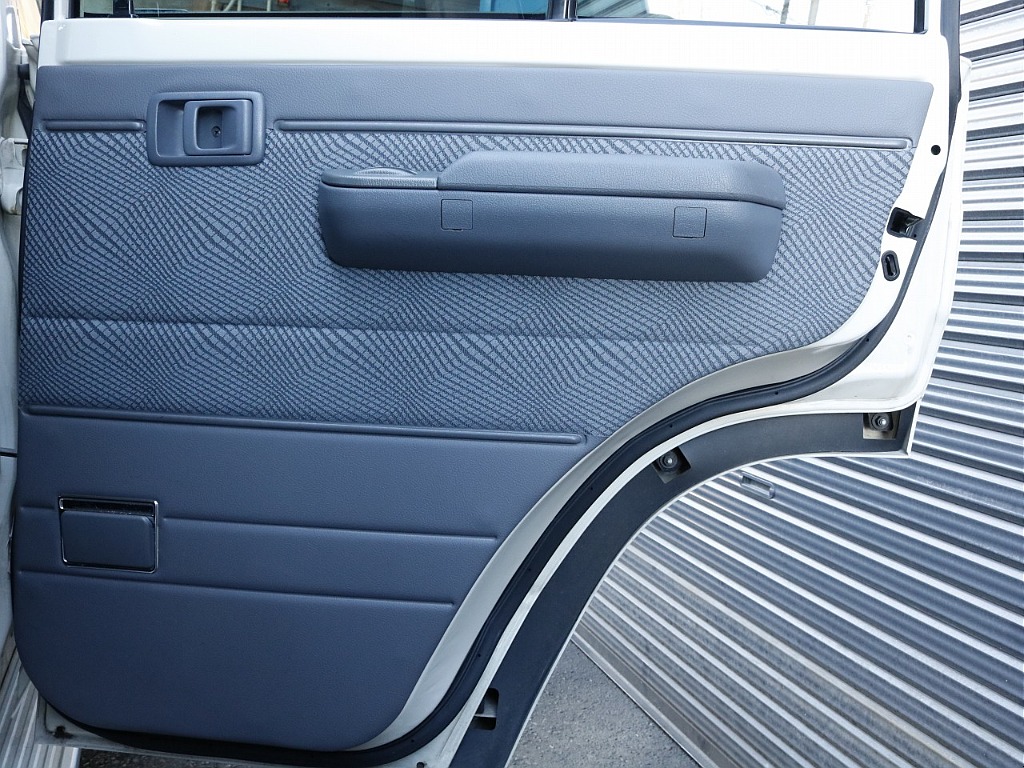 運転席側のセカンドシートの内張り