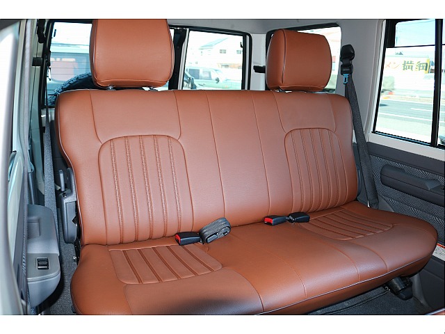 セカンドシートにもシートカバーを取り付けていますので、小さいお子様がジュースやお菓子をこぼしても、拭き取りが楽になりますので、奥様の強い味方です★