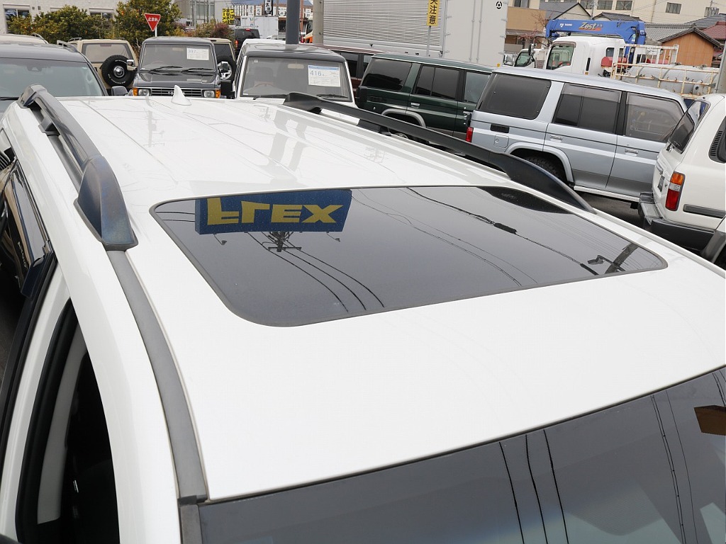 サンルーフからの太陽光により車内が明るくなることで解放感を感じることが出来ます！ルーフラックなどのカスタムも可能になりますのでお気軽にご相談ください！