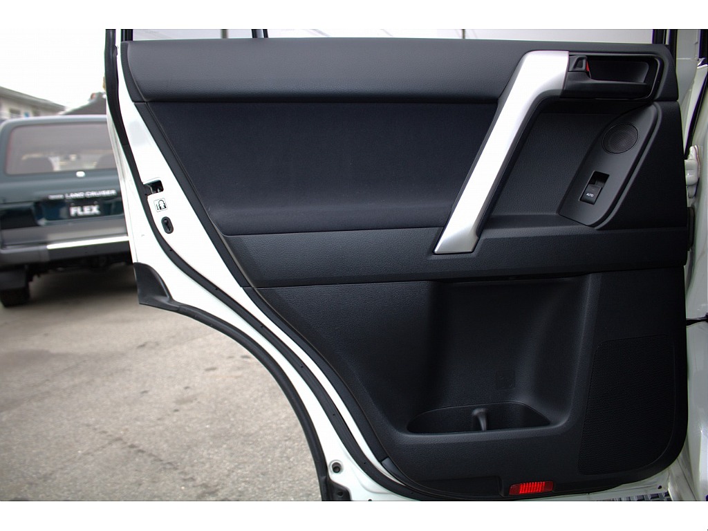 助手席側のセカンドシートの内張り