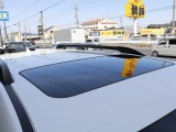 サンルーフからの太陽光により車内が明るくなることで解放感を感じることが出来ます！