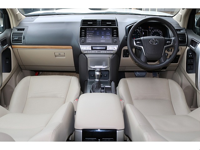 ベージュ本革内装なので高級感がありますね♪