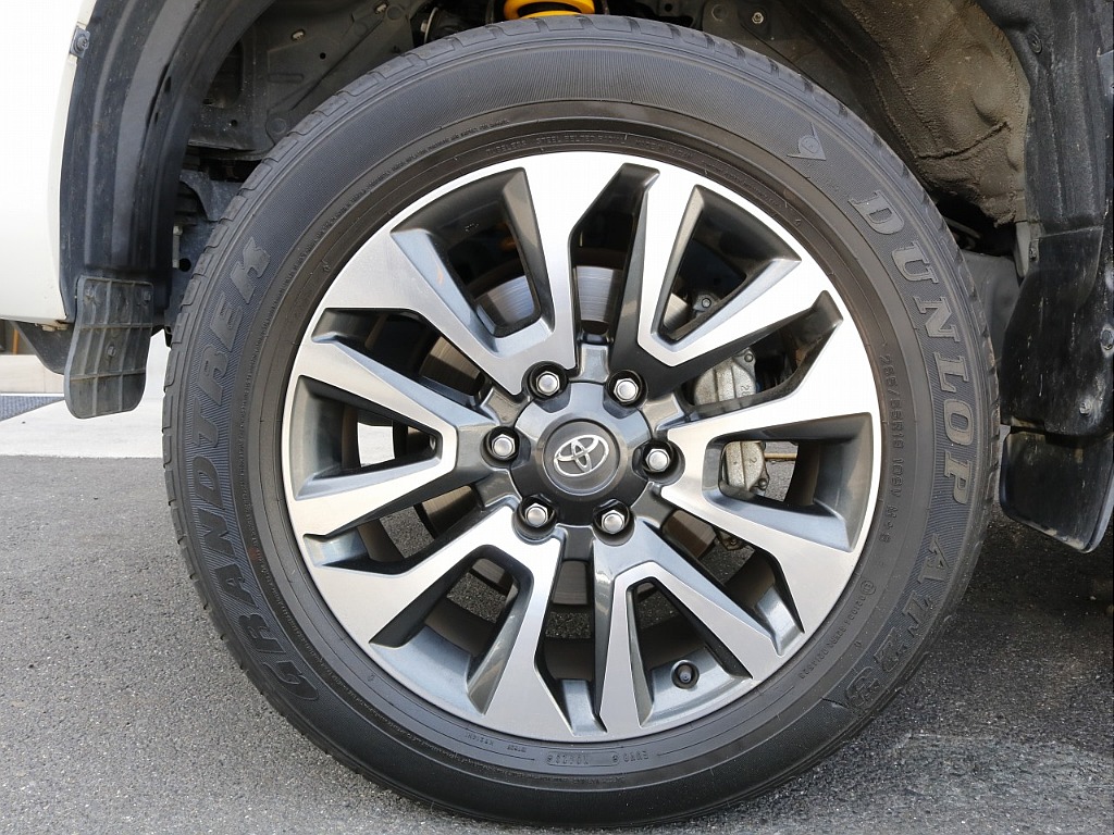 タイヤホイールは純正オプション19インチAWです。