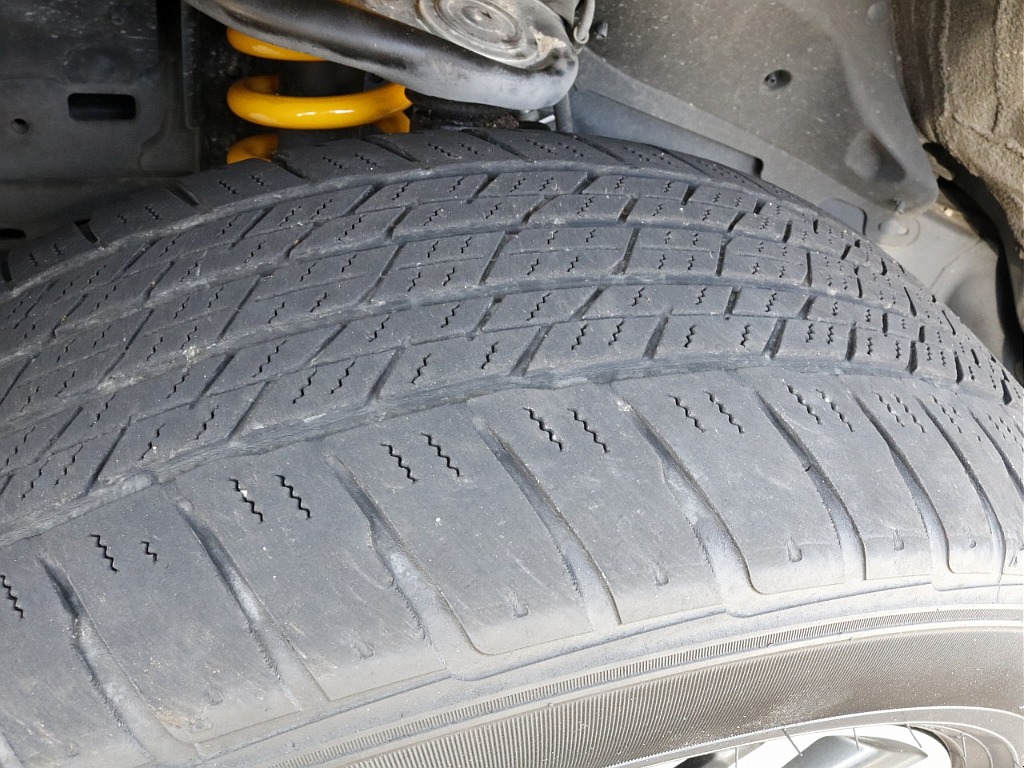 タイヤの溝は御覧の通りです。