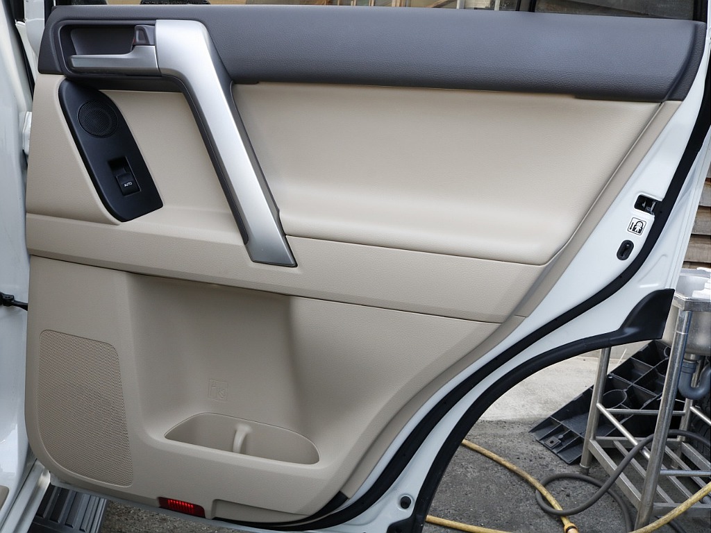 運転席側のセカンドシートの内張り