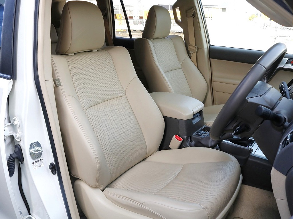 フロントシートは運転席の中でも、滞在時間が多くなりますし、皆さんのことを安全に目的地まで連れていくという重大な任務があります！快適な車内にするため、スタッフが一生懸命サポートします！