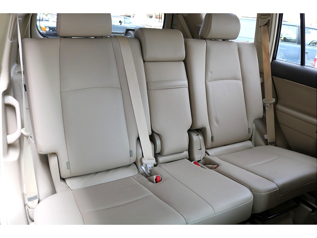 セカンドシートにもシートカバーを取り付けていますので、小さいお子様がジュースやお菓子をこぼしても、拭き取りが楽になりますので、奥様の強い味方です★