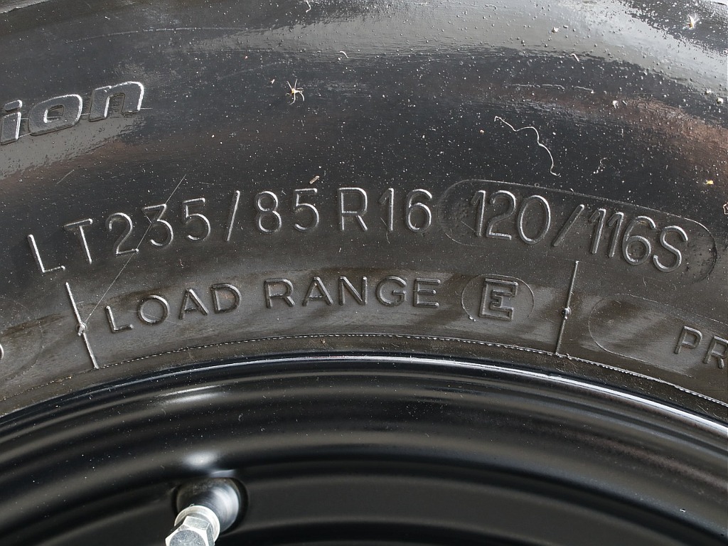 タイヤサイズは325/85/R16になります！