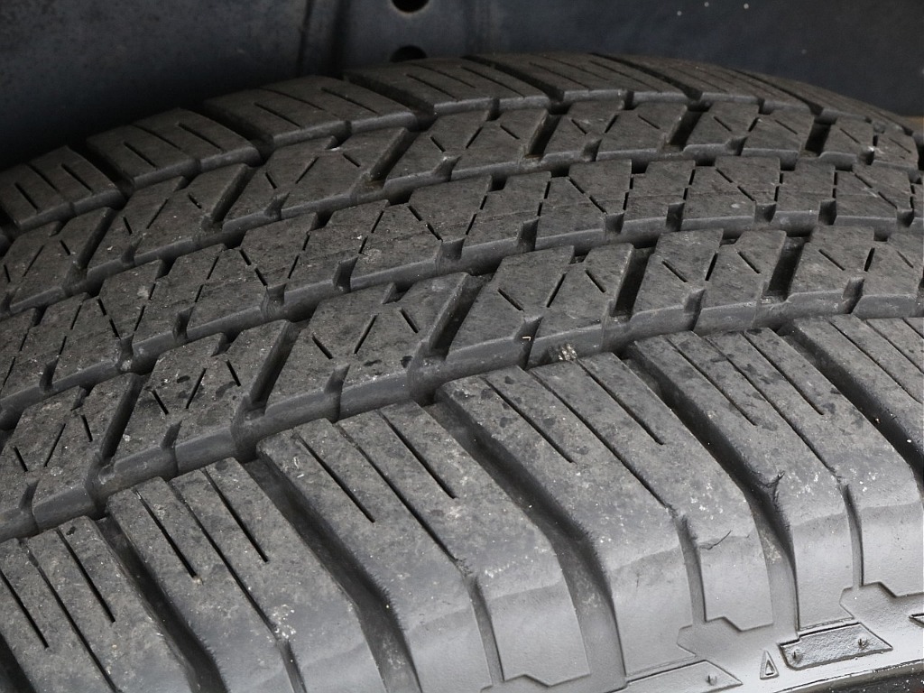 タイヤ溝は御覧の通りです。