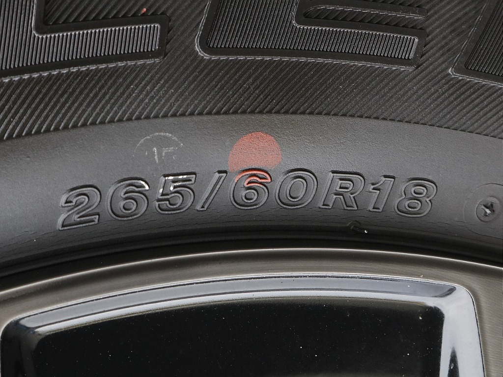 タイヤはブリジストンDUELER（265/60/18）となります。
