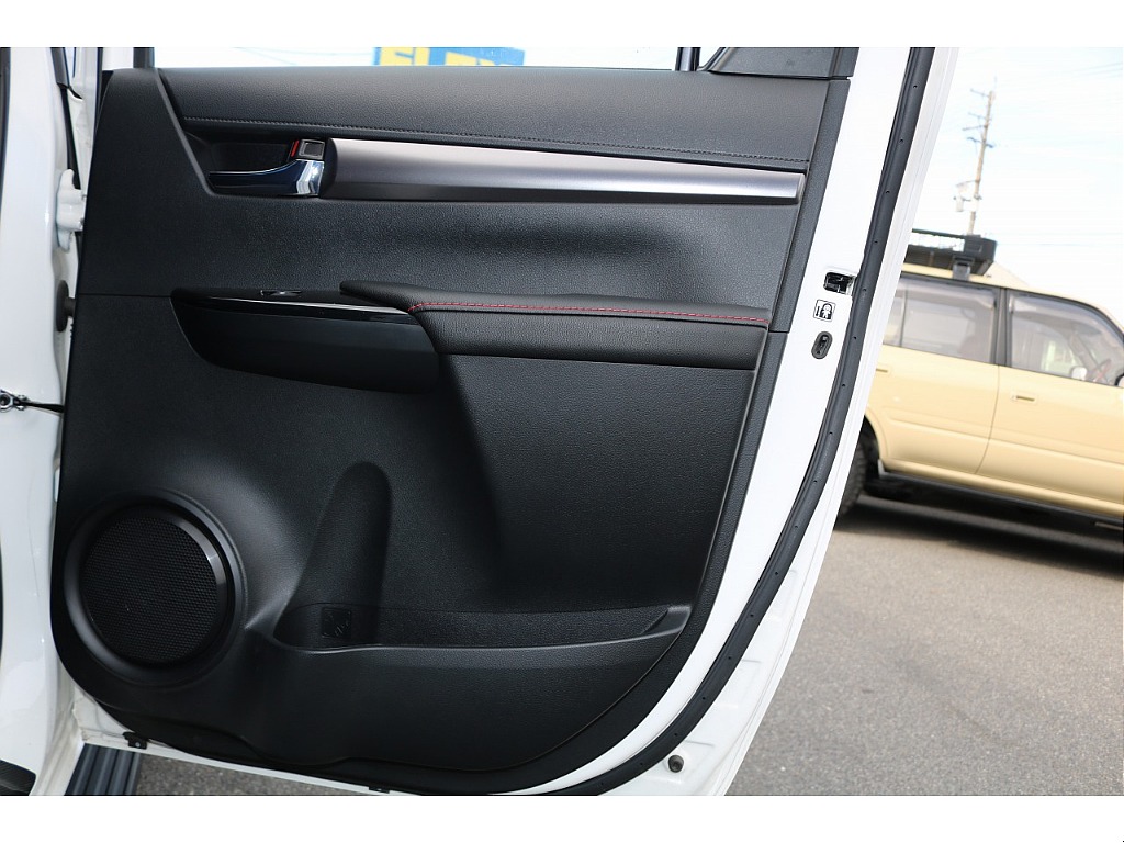 運転席側のセカンドシートの内張り