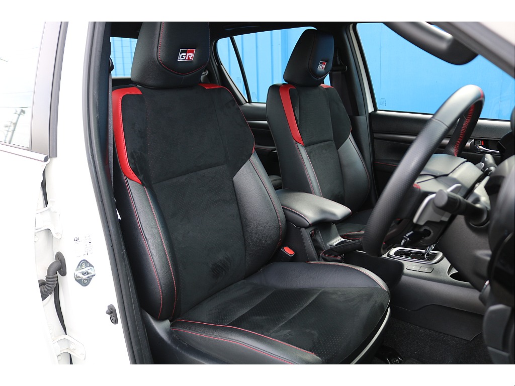 ブラックのシートに赤のステッチがおしゃれです。