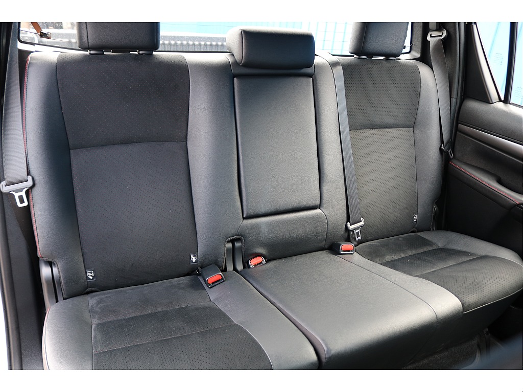 セカンドシートには、大人2人がゆったり座れるシート設計になります！長時間の移動でも快適に過ごせますよ～！