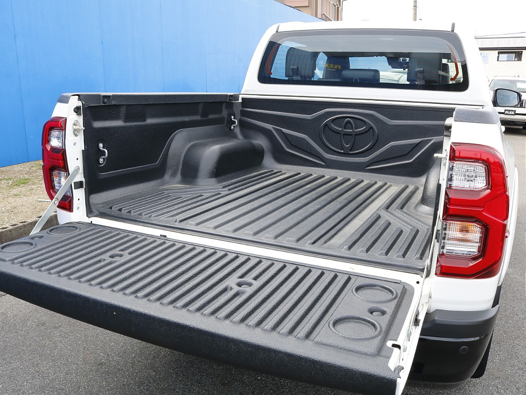 広々した大迫力のリアゲートが売りのハイラックスサーフ！！ぜひ実物を見にご来場ください。