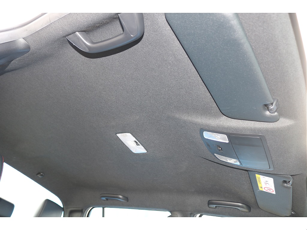 天張りになります！中古車ではたまにヤニ汚れで真っ黒なお車などもありますので中古車選びでは重要なチェックポイントです！