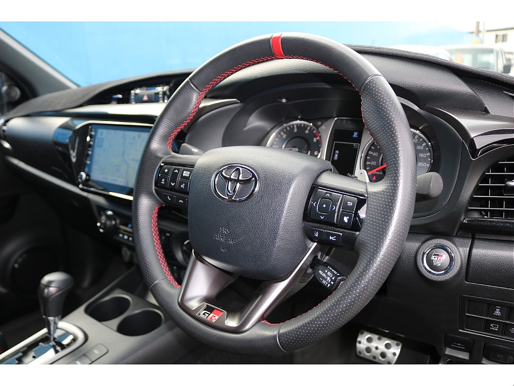 純正ステアリングになります。お好みでナルディへ交換もオシャレでオススメですよ！お気軽にご相談下さい。