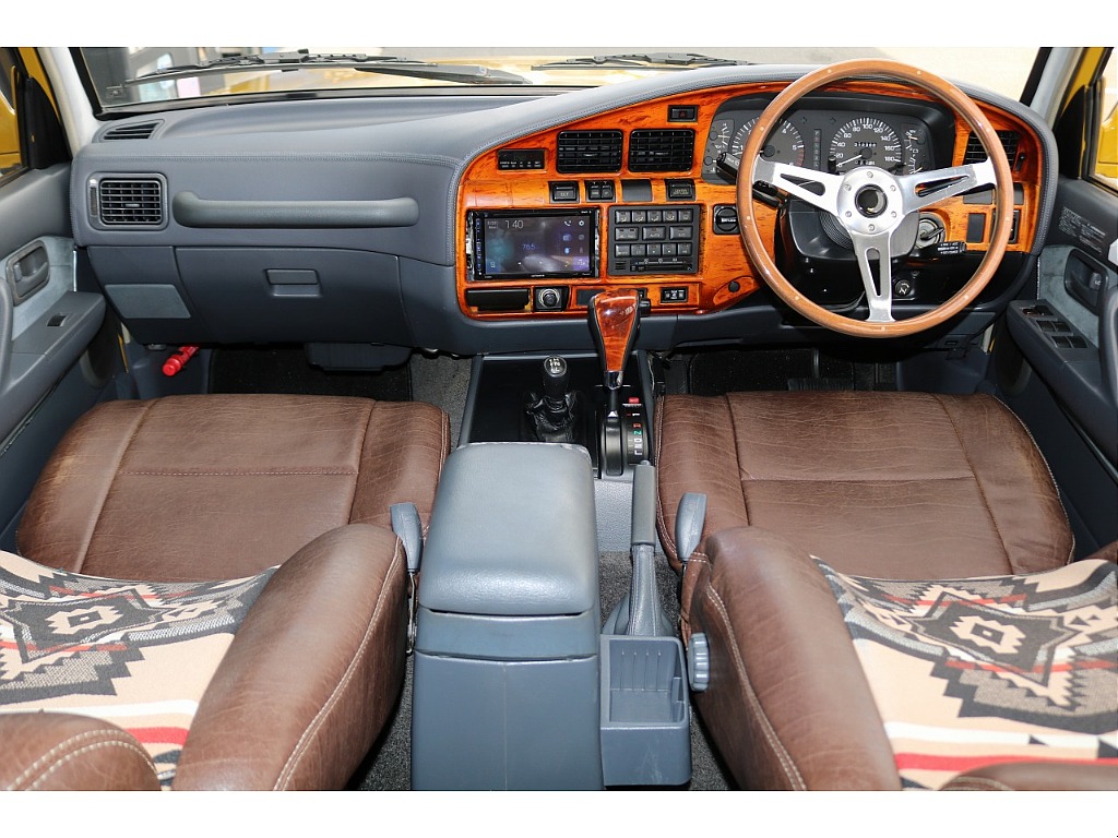 ウッド調エアコンパネル×柄付きシートカバー×ナルディステアリングの組み合わせは唯一無二の社内空間を演出してくれます♪