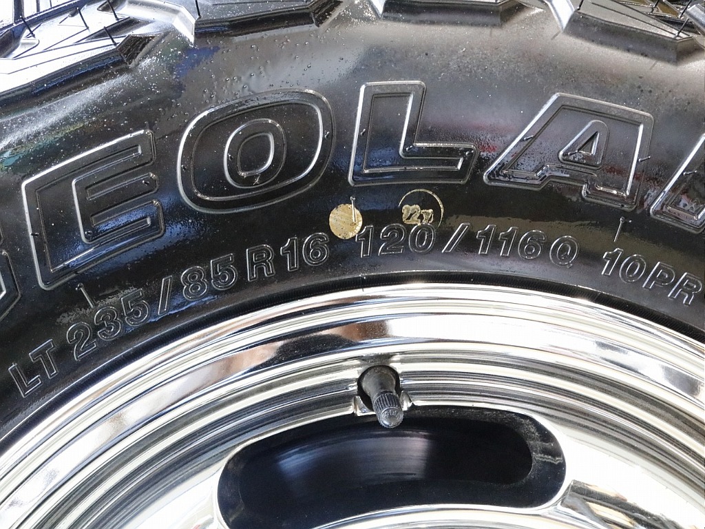 タイヤはYOKOHAMAジオランダー(235/85/16)です