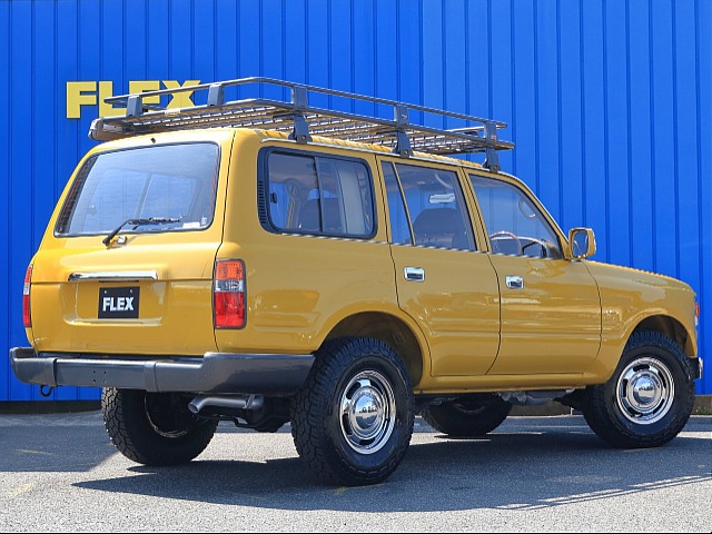 ランクルのリアゲートは、上下開きになります。キャンプの朝方、朝日を見ながらリアゲートに座りコーヒーを飲んで優雅なモーニングを過ごすのも良いですね♪