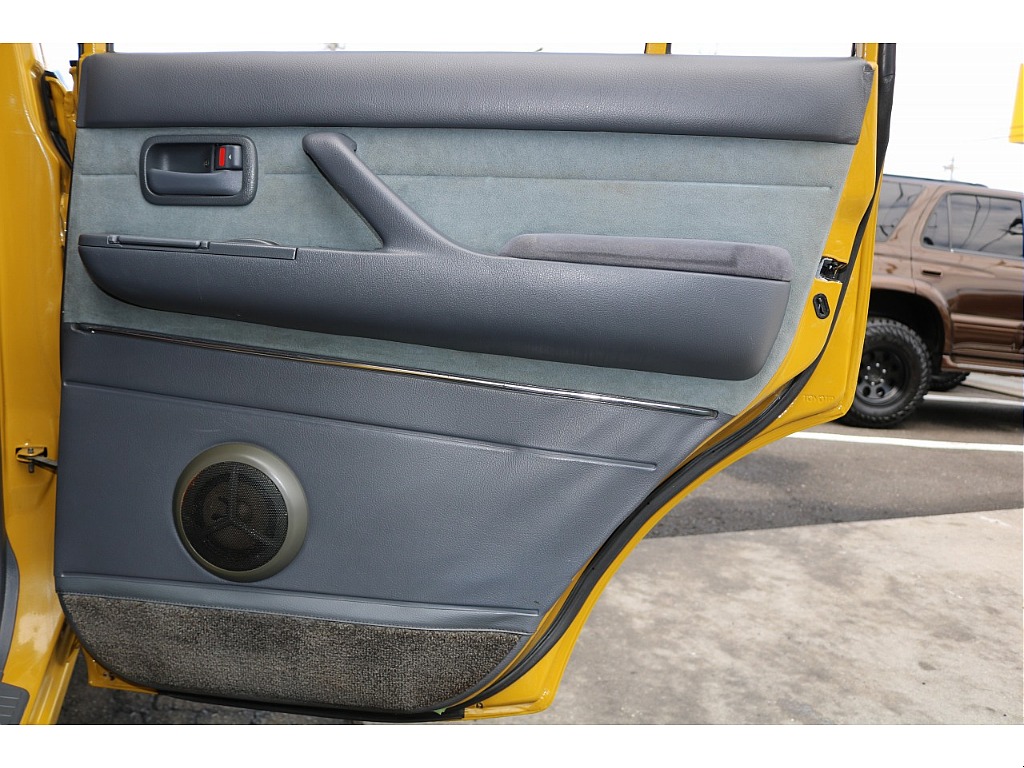 運転席側のセカンドシートの内張り