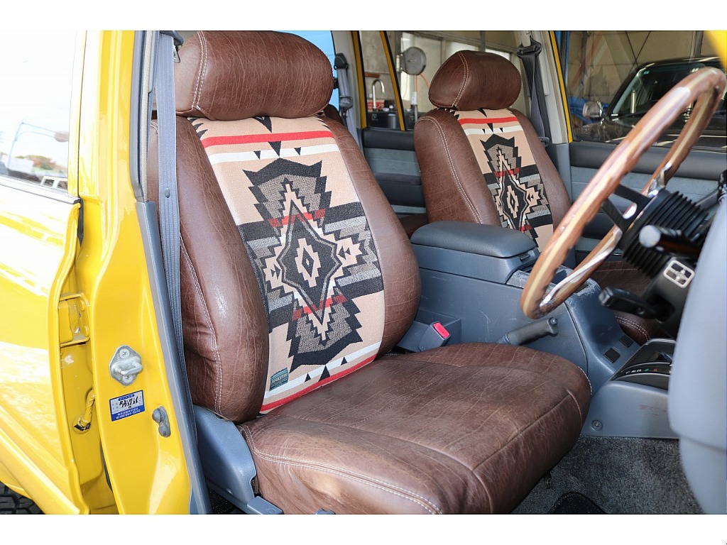 特徴のあるシートはランクル好きの心をくすぐりますね♪