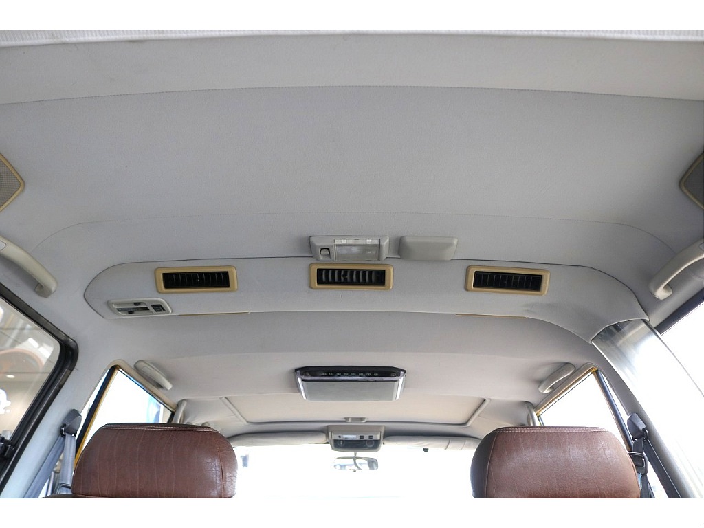 天張りになります！中古車ではたまにヤニ汚れで真っ黒なお車などもありますので中古車選びでは重要なチェックポイントです！