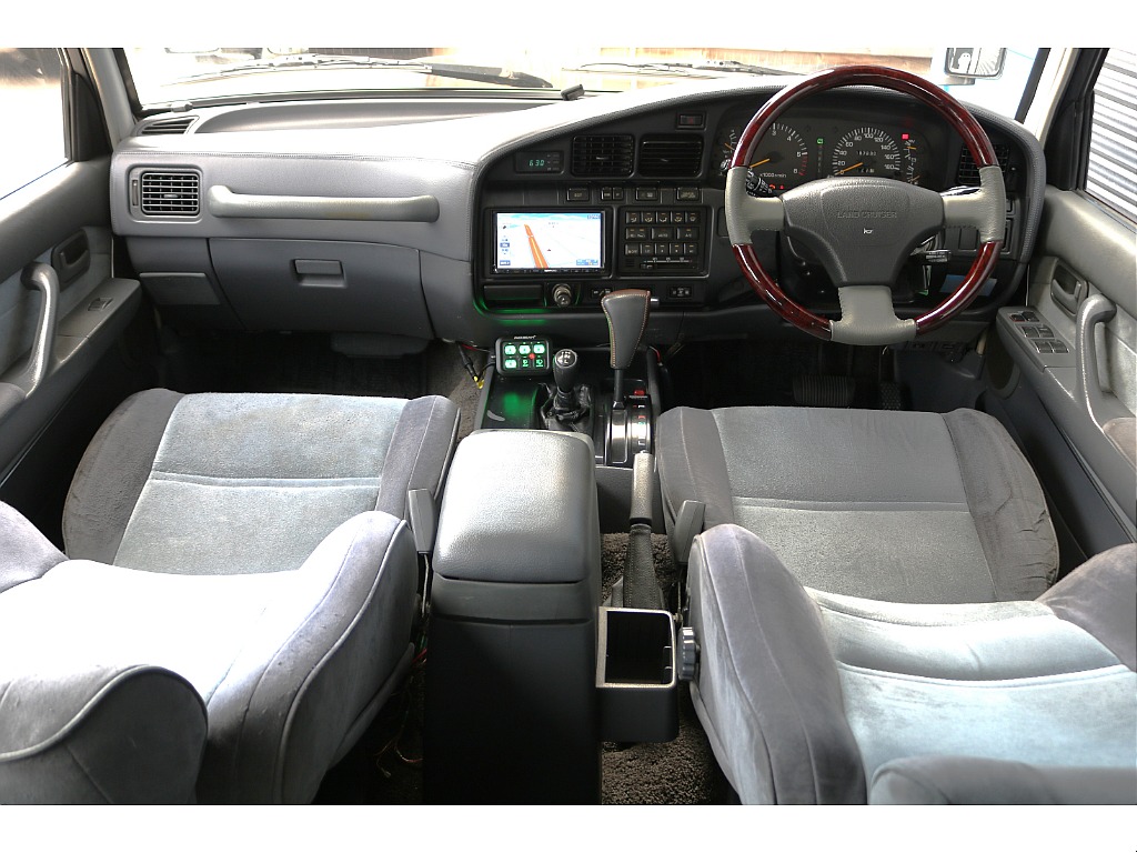 お客様お好みのシートカバーの取り付けも大歓迎です！キャメルやブラウン、レザーとファブリックのコンビネーションなど、オリジナリティ満載の車両を作りましょう！！