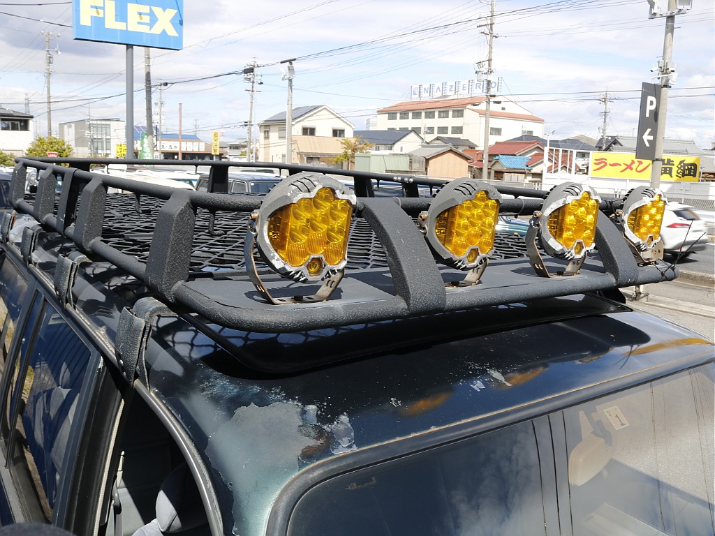 ルーフには便利なルーフラック付き!!