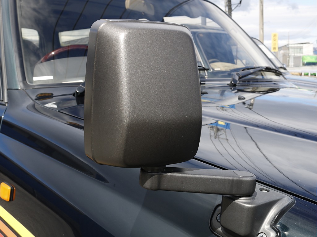 マットブラックのサイドミラー