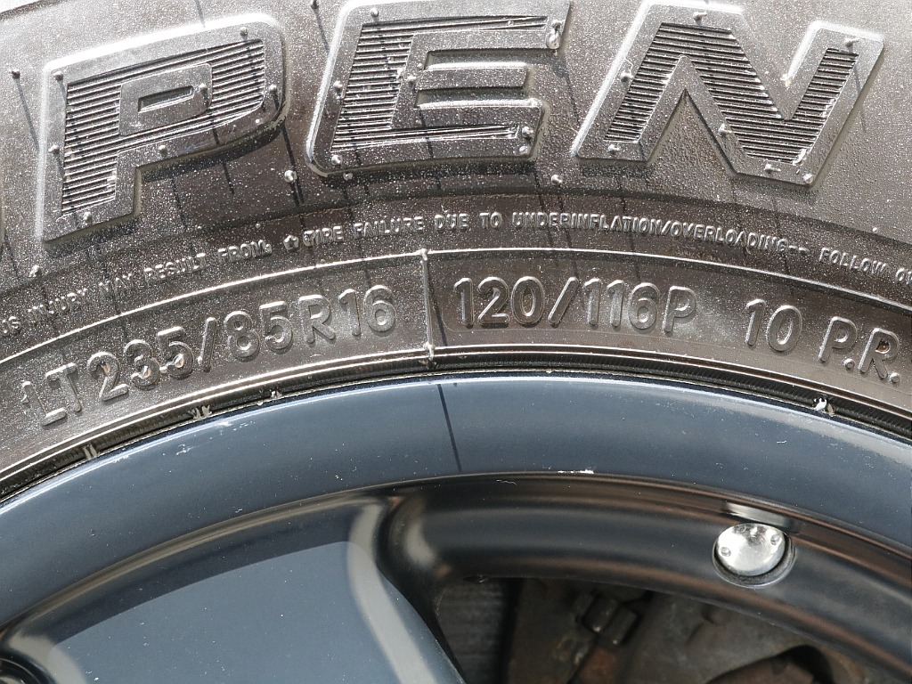 タイヤはオープンカントリー MTタイヤ（235/85/16）です