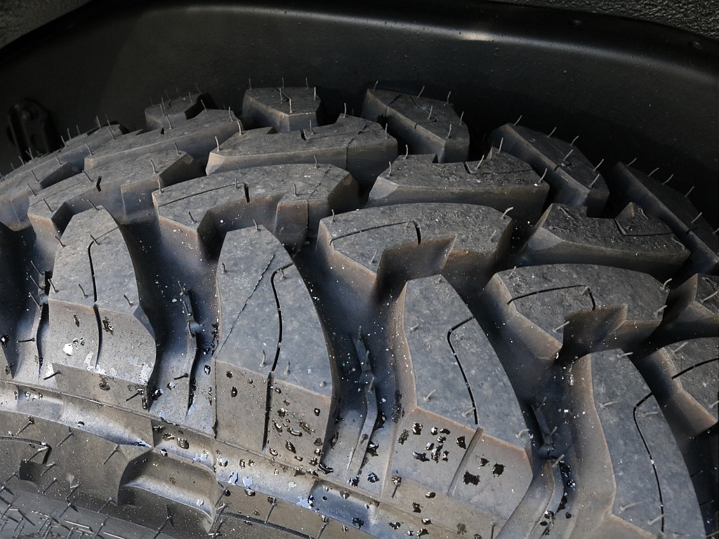 新品タイヤならではのクッキリ溝♪