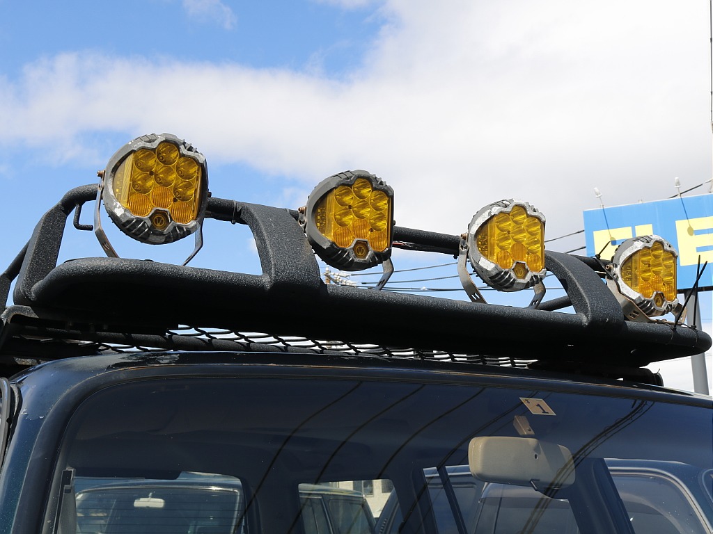 迫力満点！！ライト付きルーフラック