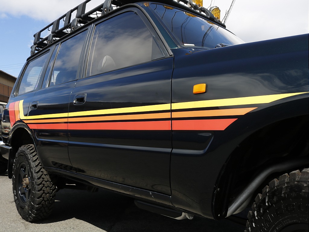 3色にラインでランクルらしいレトロな雰囲気満載な車両となります