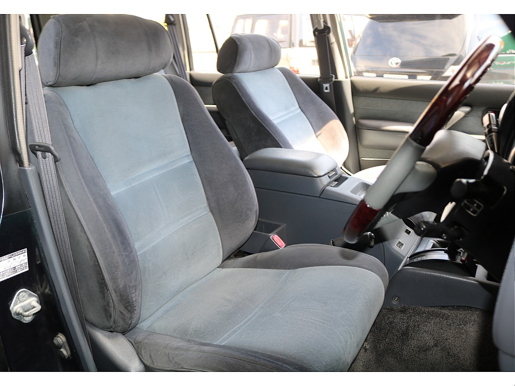 フロントシートは運転席の中でも、滞在時間が多くなりますし、皆さんのことを安全に目的地まで連れていくという重大な任務があります！快適な車内にするため、スタッフが一生懸命サポートします！