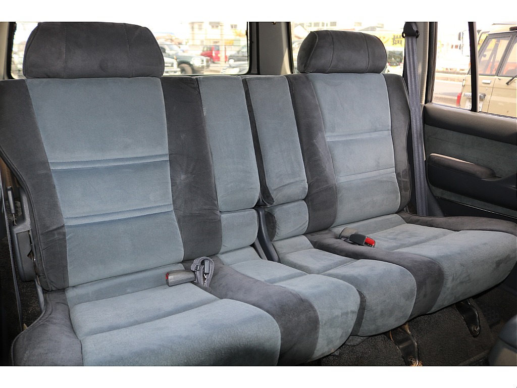 セカンドシートには、大人2人がゆったり座れるシート設計になります！長時間の移動でも快適に過ごせますよ！