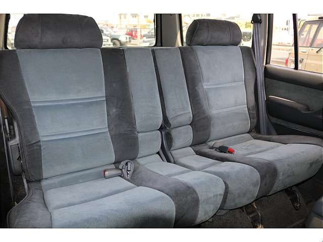 セカンドシートには、大人2人がゆったり座れるシート設計になります！長時間の移動でも快適に過ごせますよ！