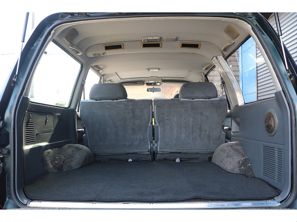 ラゲッジルームには、テントやゴルフバック、BBQ用のコンロなどなど、楽しみな気持ちと、夢がいっぱい詰める広さになっております！セカンドシートを跳ね上げれば、車中泊も可能です！