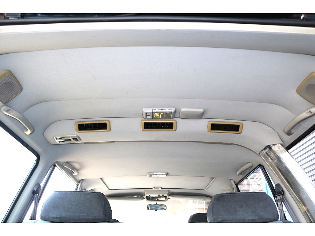 天張りになります！中古車ではたまにヤニ汚れで真っ黒なお車などもありますので中古車選びでは重要なチェックポイントです！