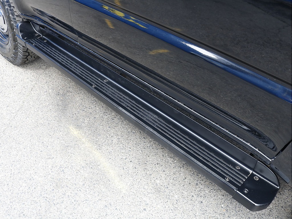 サイドステップ付きで乗り降りも楽々♪